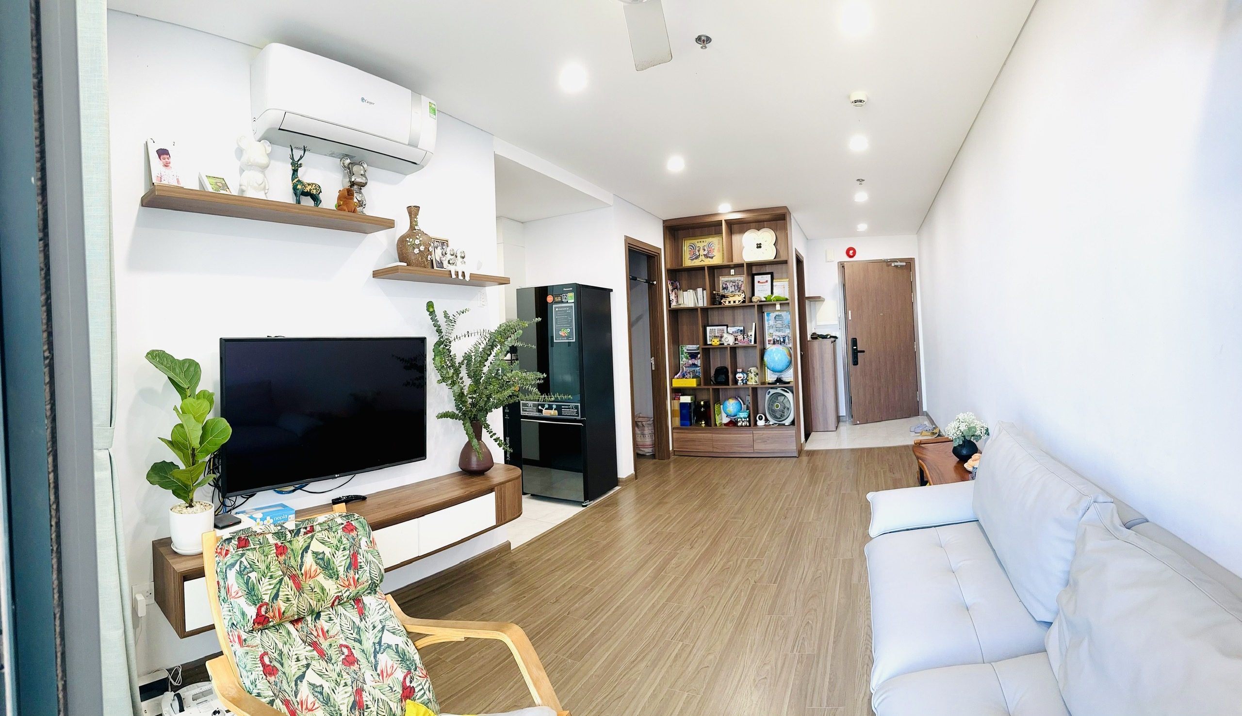 View phòng khách hướng cửa chính