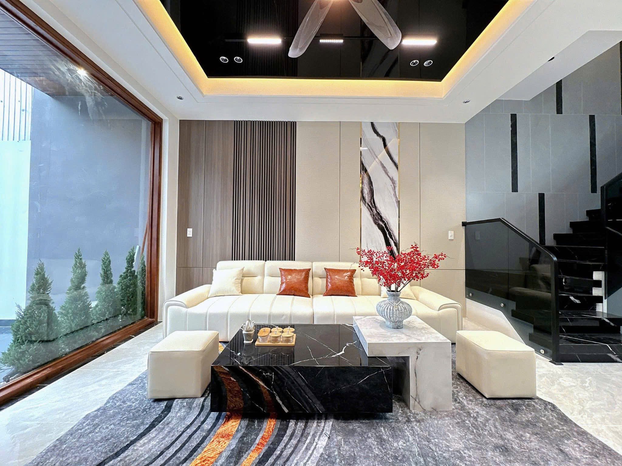 Phòng khách | Sofa, bàn trà, vách kính rộng