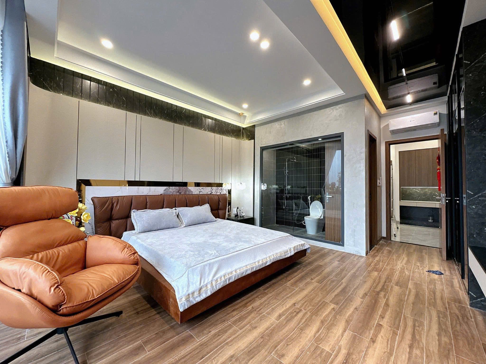 Đầu giường ốp da, nhà tắm dùng vách kính trong