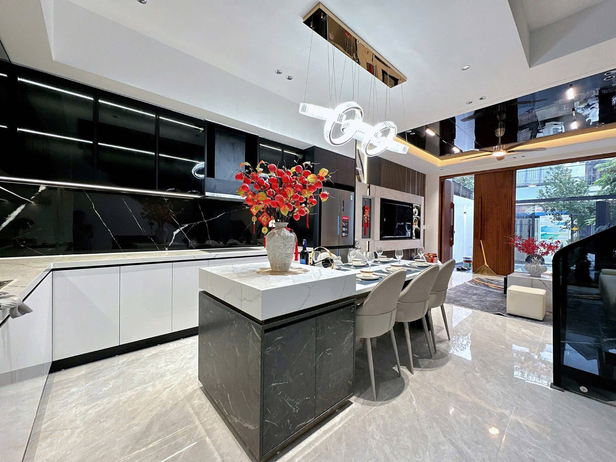 Tủ bếp kèm bàn ăn hiện đại, sang trọng
