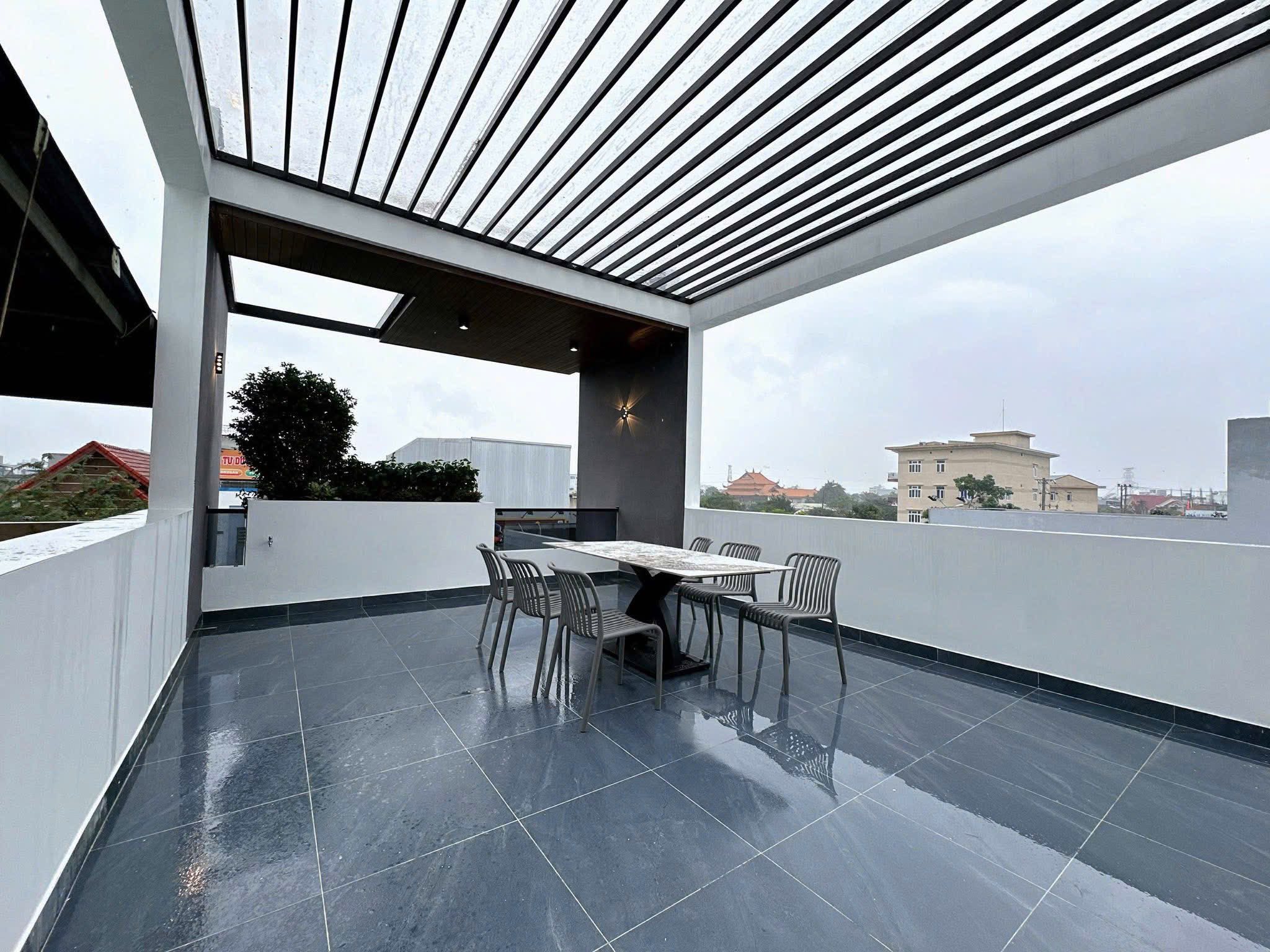 Bàn ăn sân thượng rộng rãi, thoáng mát