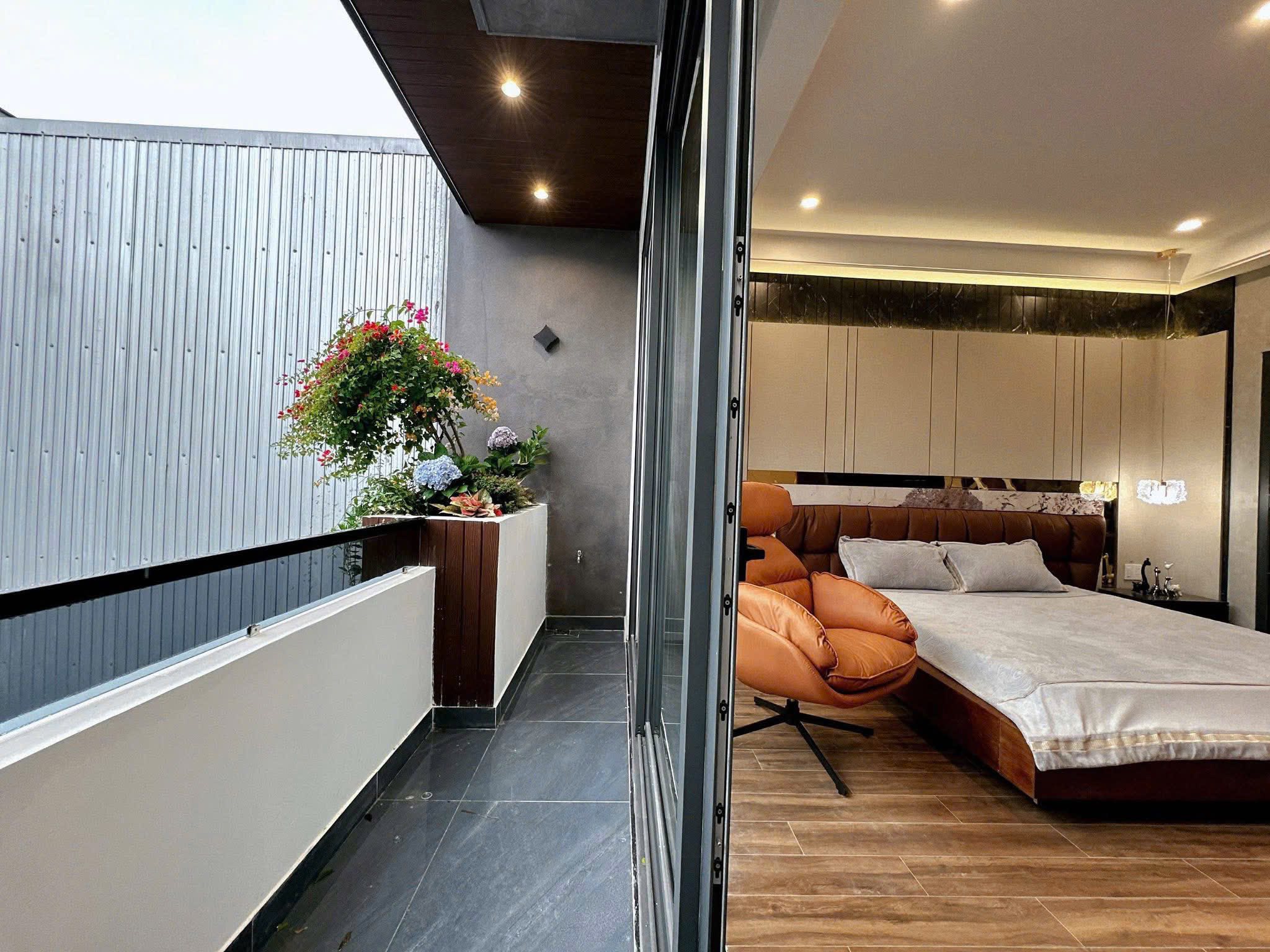 Ban công phòng ngủ chính